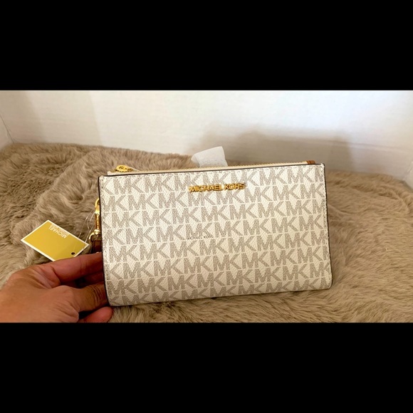 BNWT MICHAEL KORS WRISTLET WITH PHONE COMPARTMENT-Vanilla/Monogram - Picture 1 of 10